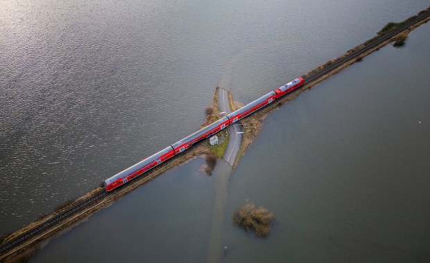 Woda zalała wszystko, ale pociągi nie stanęły. Tajemnica nasypu w Nidderau zadziwia do dziś