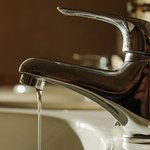 Woda zbyt słabo płynie z kranu? Zamiast wzywać hydraulika, zrób to