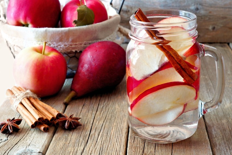 Wodę cynamonową z jabłkami pij zarówno zimą, jak i latem /123RF/PICSEL