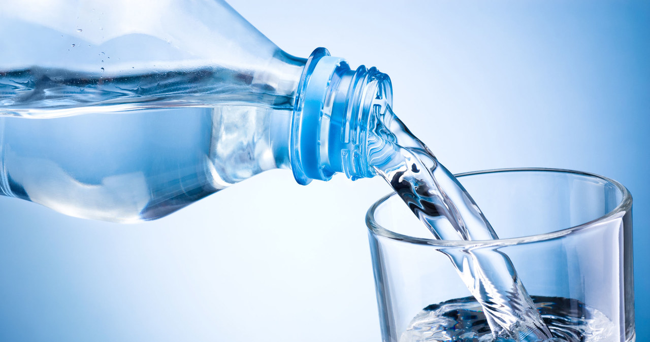 Wodę do picia można wybrać mineralną, źródlaną lub stołową. /123RF/PICSEL