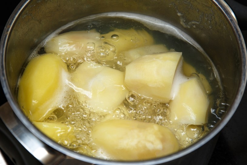Wodę po ugotowanych ziemniakach warto wykorzystać, jako bazę do zup lub gęstych sosów /123RF/PICSEL