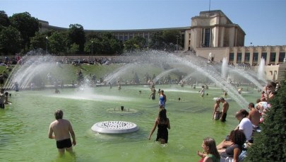 Wodne szaleństwo pod Wieżą Eiffla. Zobacz film i zdjęcia 
