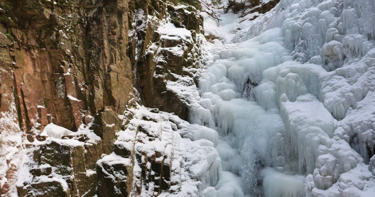 Wodospad Kamieńczyka zimą przemienia się w majestatyczny lodospad /ADAM LAWNIK /East News
