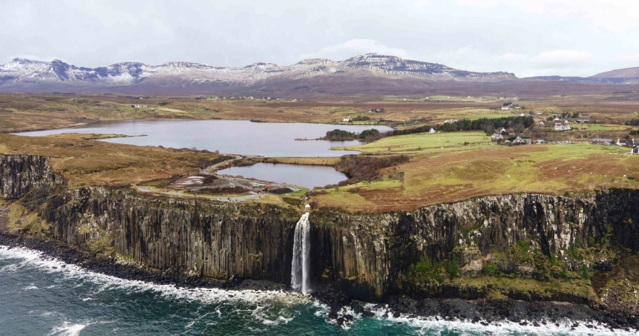 Wodospad na Isle of Skye wpada bezpośrednio do morza /AA/ABACA/Abaca /East News