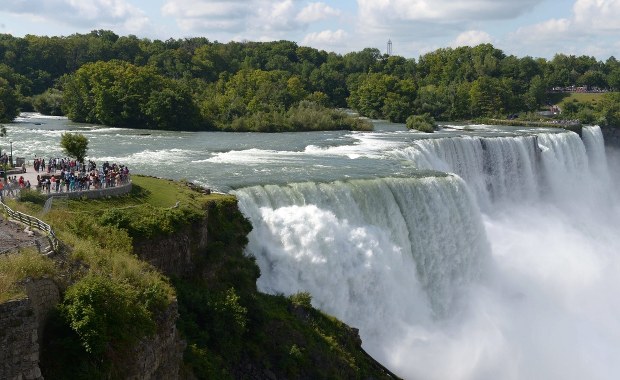 ​Wodospad Niagara biało-czerwony na Dzień Flagi!
