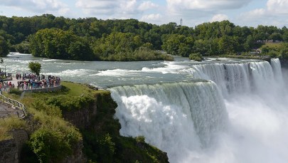 ​Wodospad Niagara biało-czerwony na Dzień Flagi!
