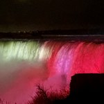 Wodospad Niagara podświetlony na biało-czerwono. Niesamowite widowisko!