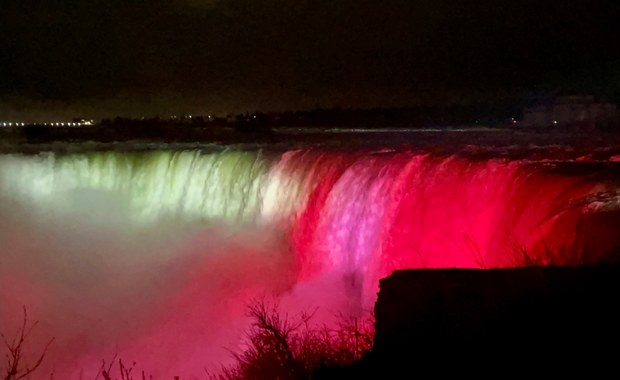 Wodospad Niagara podświetlony na biało-czerwono. Niesamowite widowisko!
