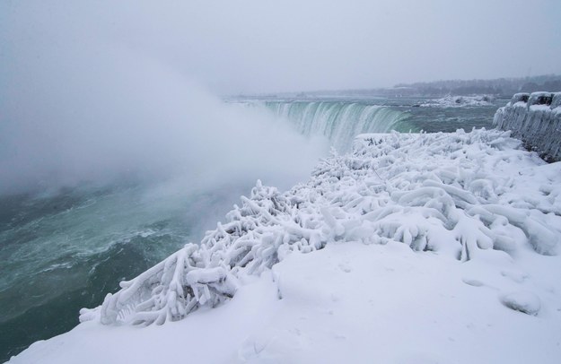 Wodospad Niagara pokryty lodem /PAP/Abaca