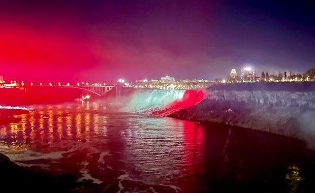 Wodospad Niagara w biało-czerwonych barwach. Wyjątkowe widowisko!