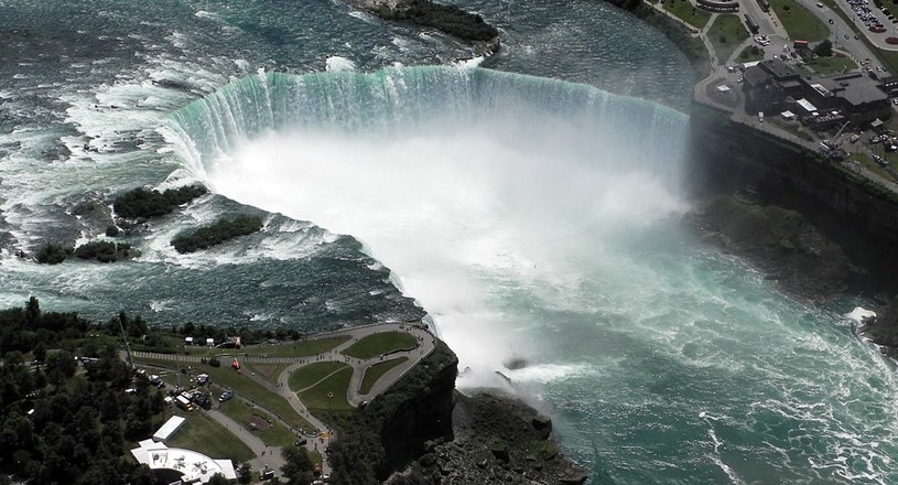 Wodospad Niagara w pełnej krasie /AFP
