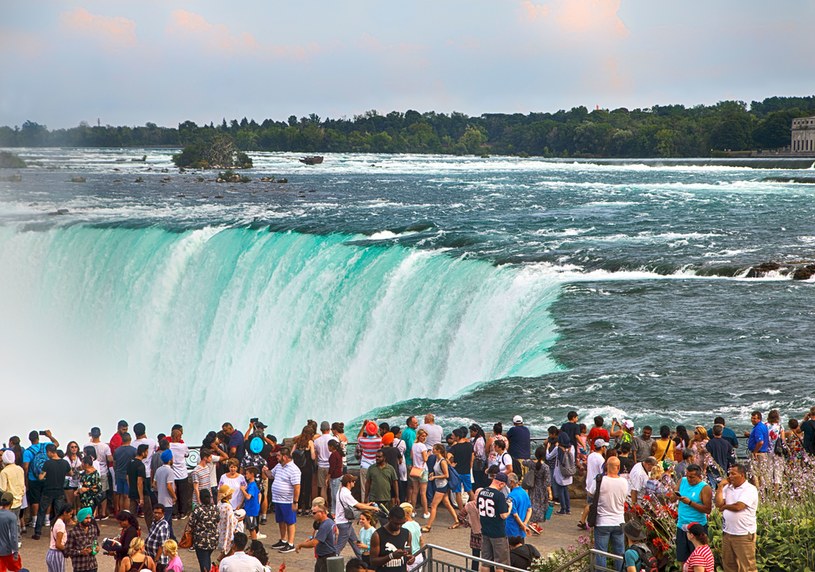 Wodospad Niagara - w rzeczywistości bywa tu dość tłoczno /123RF/PICSEL