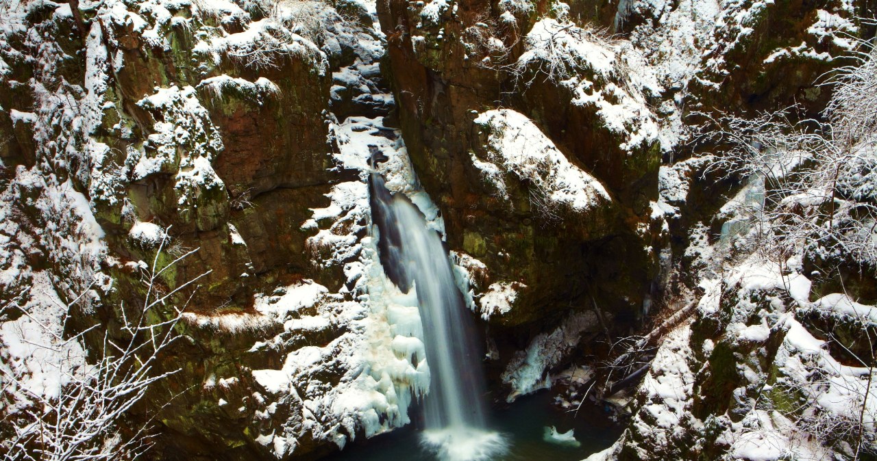 Wodospad Wilczki to jedna z większych atrakcji w okolicy, która zachwyca w zimowej odsłonie /East News
