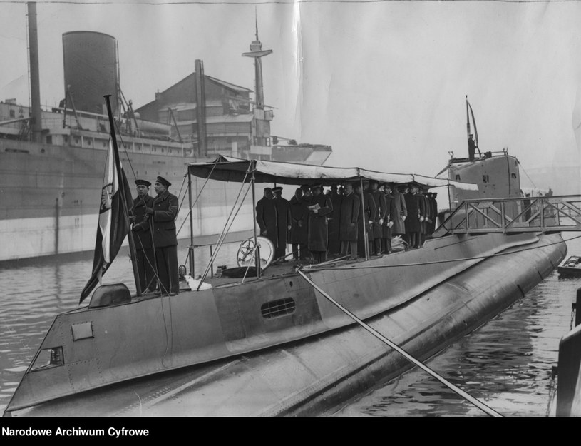 Wodowanie okrętu podwodnego ORP "Orzeł" /Z archiwum Narodowego Archiwum Cyfrowego