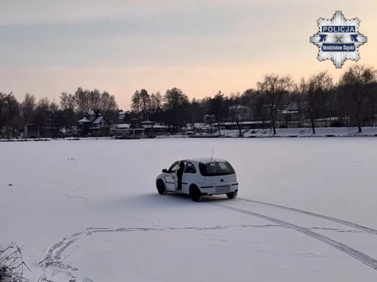 Wodzisław Śląski. Dwóch mężczyzn jeździło samochodem po zamarzniętym jeziorze. Auto zatonęło /Komenda Powiatowa Policji w Wodzisławiu Śląskim