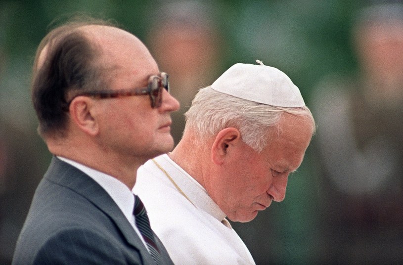 Wojciech Jaruzelski i Jan Paweł II /AFP