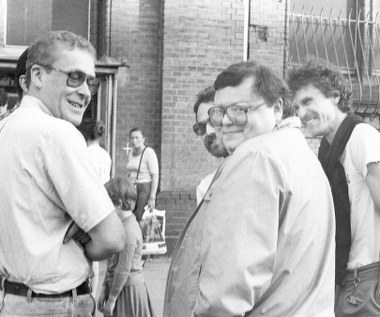 Wojciech Mann rozpoczął swoją pracę w mediach już jako 17-latek. Wszystko za sprawą miłości do muzyki, która towarzyszyła mu od najmłodszych lat. W wydanej w 2010 roku autobiografii "RockMann, czyli jak nie zostałem saksofonistą" Mann pisze o swoich początkach z muzyką, a także o płytach, które namiętnie sprowadzał z zagranicy.

"Moją pierwszą prawdziwą amerykańską płytą był singiel Elvisa Presleya. Z jednej strony nagrana na nim była piosenka 'Blue Moon', a z drugiej 'Just Because'. Płyta miała tak zwaną dużą dziurę, więc aby ją odtworzyć w sposób właściwy, trzeba było dysponować albo specjalnym krążkiem, który umieszczało się na ośce talerza gramofonu, albo też plastikowymi wkładkami, które umiejętnie wciskało się w otwór płyty. Znałem każdą rysę i każdą literkę na moim Presleyu, a że w chwili kupna płyta była już sporo używana (zapłaciłem za nią pięćdziesiąt złotych), w niedługim czasie od bezustannego odtwarzania z czarnej stała się niemal biała".