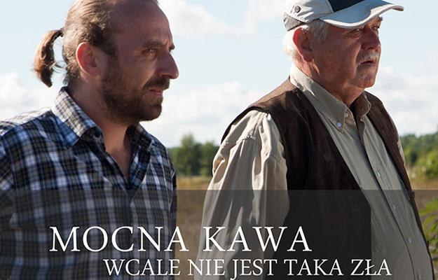 Wojciech Mecwaldowski i Marian Dziędziel na plakacie filmu "Mocna kawa nie jest wcale taka zła" /materiały prasowe