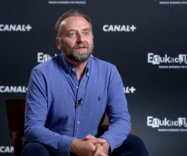 Wojciech Mecwaldowski o występie w „Edukacji XD”. Kogo gra?