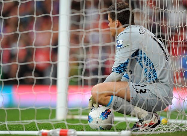 Wojciech Szczęsny aż osiem razy wyciągał piłkę z siatki na Old Trafford /AFP