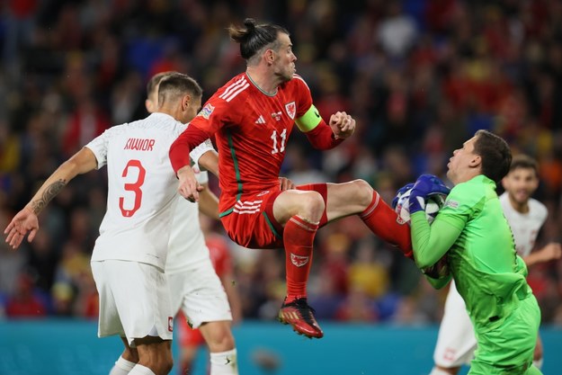 Wojciech Szczęsny i Gareth Bale z Walii podczas meczu piłkarskiej Ligi Narodów w Cardiff / 	Leszek Szymański    /PAP