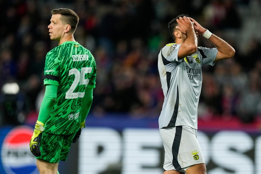 Wojciech Szczęsny i piłkarz Benfiki Vangelis Pavlidis. /PAP/EPA/Enric Fontcuberta /PAP/EPA