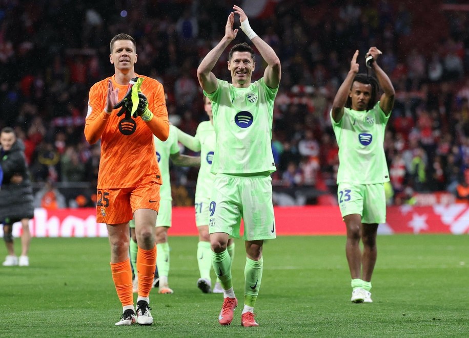 Wojciech Szczęsny i Robert Lewandowski celebrują kolejne zwycięstwo Barcelony /THOMAS COEX /East News/AFP