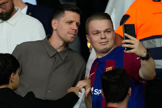 Wojciech Szczęsny na trybunach wśród fanów FC Barcelona /	Alejandro Garcia /PAP/EPA