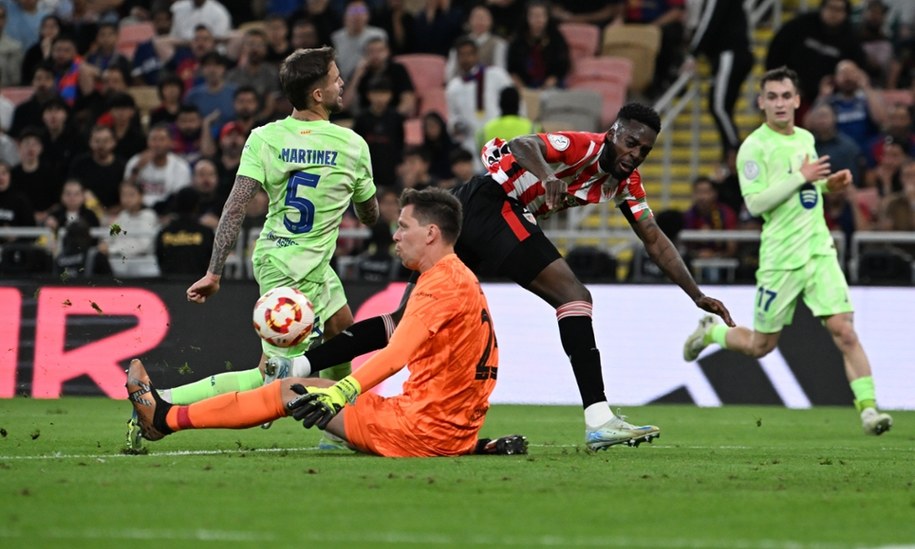 Wojciech Szczęsny (w pomarańczowej bluzie) spisał się bez zarzutu. /PAP/EPA/STRINGER /PAP