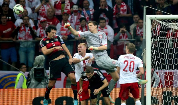 Wojciech Szczęsny walczy o piłkę z Matsem Hummelsem (po lewej), obok Łukasz Piszczek i Kamil Glik oraz Niemiec Thomas Mueller /Bartłomiej Zborowski /PAP