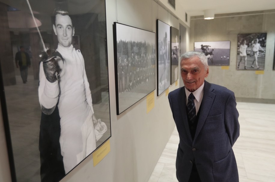 Wojciech Zabłocki przy swoim zdjęciu na wernisażu wystawy fotografii sportowej Eugeniusza Warmińskiego, fotoreportera m.in.: "Przeglądu Sportowego", czasopisma "Sportowiec" i "Lekkoatletyki", /Bartłomiej  Zborowski /PAP