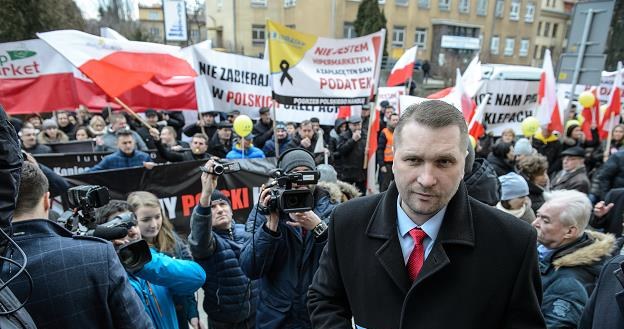 Wojewoda lubelski Przemysław Czarnek (frontem) u protestujących /PAP