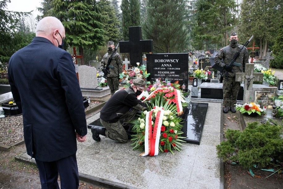 Wojewoda lubuski Władysław Dajczak podczas uroczystości złożenia kwiatów na cmentarzu w Gorzowie Wielkopolskim, /Lech Muszyński /PAP