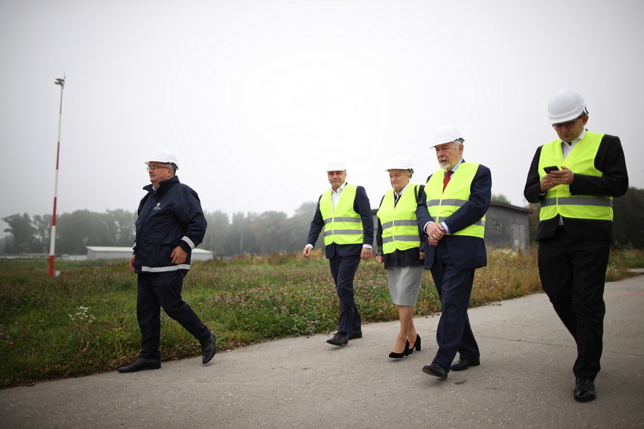 Wojewoda małopolski Łukasz Kmita (P), minister infrastruktury Andrzej Adamczyk (L), prezydent Krakowa Jacek Majchrowski (2P) i prezes małopolskiej organizacji turystycznej Grzegorz Biedroń (2L) podczas konferencji prasowej inaugurującej rozpoczęcie rozbudowy płyty postojowej samolotów w Międzynarodowym Porcie Lotniczym im. Jana Pawła II Kraków-Balice