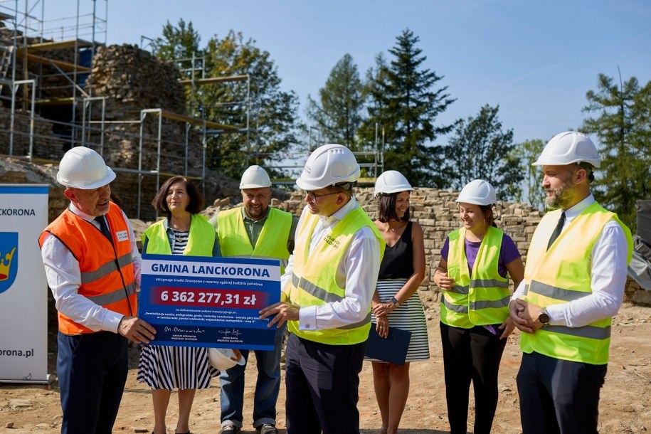 Wojewoda małopolski Łukasz Kmita przekazał symboliczny czek opiewający na niemal 6,4 mln zł /Materiały prasowe