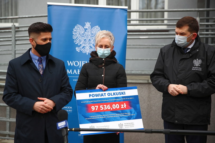 Wojewoda małopolski Łukasz Kmita (z prawej), dyrektor DPS Iwona Cebo-Gacek (w środku) i starosta olkuski Bogumił Sobczyk przed Domem Pomocy Społecznej w Olkuszu. //Łukasz Gągulski /PAP