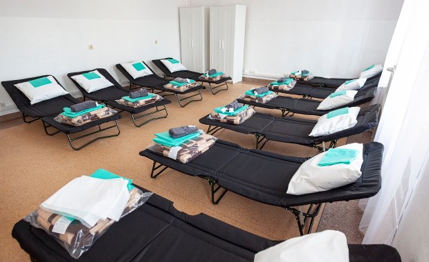 Wojewoda milczy w sprawie miejsca dla uchodźców. „Konieczne natychmiastowe działanie”