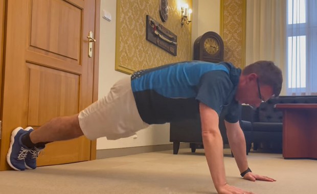 Wojewoda robi pompki w gabinecie. Wspiera dziewczynkę chorą na SMA