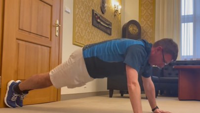 Wojewoda robi pompki w gabinecie. Wspiera dziewczynkę chorą na SMA