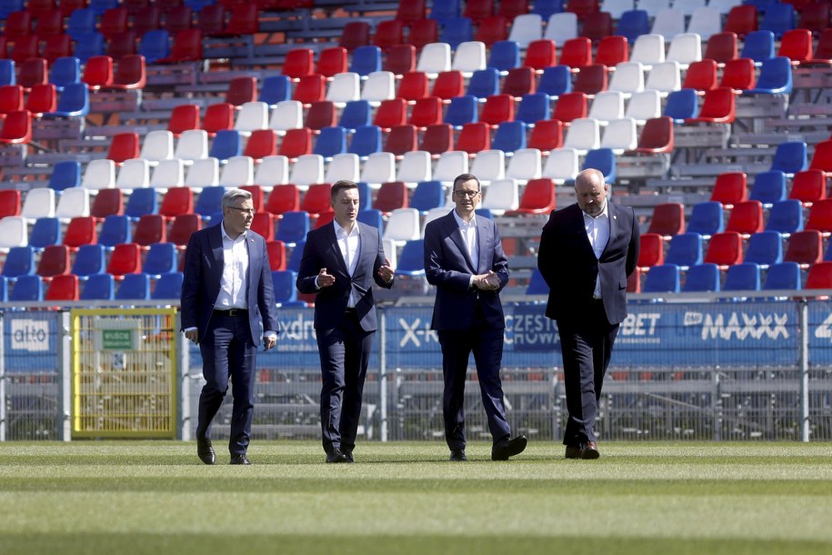 Wojewoda śląski Jarosław Wieczorek, właściciel Rakowa Michał Świerczewski, premier Mateusz Morawiecki oraz wiceprezes PZPN ds. piłkarstwa profesjonalnego Wojciech Cygan /Waldemar Deska /PAP