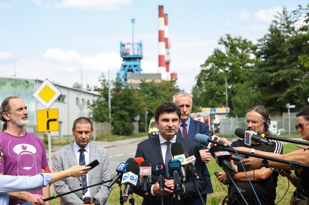 Wojewoda Śląski Marek Wójcik (C), prezes zarządu PGG Leszek Pietraszek (3P) oraz dyrektor biura produkcji PGG Damian Borgieł (2L) przed kopalnią Rydułtowy /Kasia Zaremba /PAP