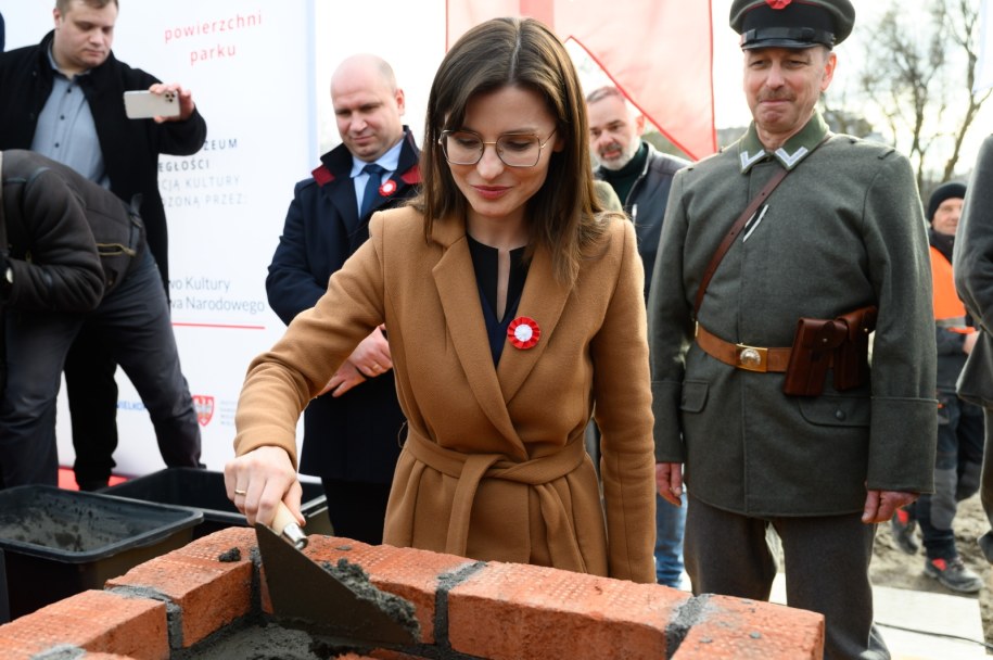 Wojewoda wielkopolski Agata Sobczyk podczas wmurowania kamienia węgielnego pod budowę Muzeum Powstania Wielkopolskiego / 	Jakub Kaczmarczyk    /PAP