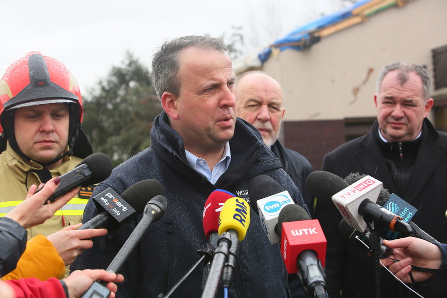 Wojewoda Wielkopolski Michał Zieliński (2L), zastępca Wielkopolskiego Komendanta Wojewódzkiego PSP st. bryg. Jarosław Zamelczyk (L), starosta pleszewski Maciej Wasielewski (P) i poseł PIS Jan Mosiński (2P) wzięli udział w konferencji prasowej w Dobrzycy.