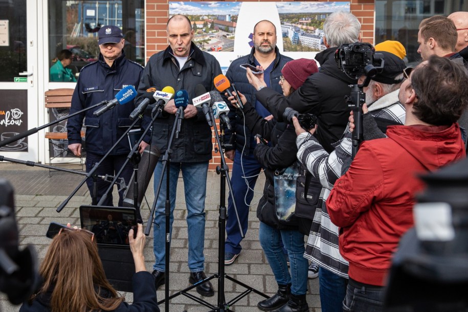 Wojewoda zachodniopomorski Adam Rudawski (2L), Komendant Miejski Policji w Szczecinie, insp. Piotr Makuch (L) i specjalista chorób wewnętrznych, lek. Jarosław Bursa (3L) na briefingu prasowym