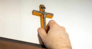 Wojewoda zdjął krzyż w urzędzie w Lublinie. Sąd zdecydował