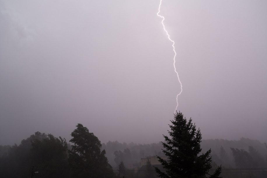 Wojewódzkie Centrum Zarządzania Kryzysowego ostrzegło przed burzami z gradem w powiatach białogardzkim, drawskim, kołobrzeskim, koszalińskim, sławieńskim, szczecineckim, świdwińskim i wałeckim /Stanisław Rozpędzik /PAP
