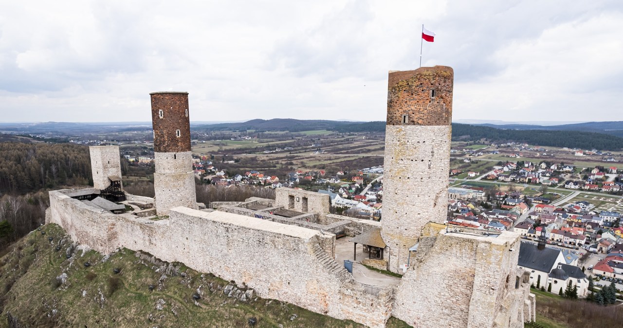 Województwo świętokrzyskie pełne jest wyjątkowych miejsc, które są idealnym celem listopadowych wycieczek. Jednym z nich jest zamek w Chęcinach. /East News