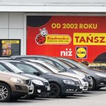Wojna dyskontów ponownie w sądzie. Komornik wszedł do Biedronki