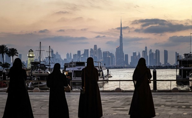 Wojna na Bliskim Wschodzie przybiera na sile. Odłamki pocisków spadły na Dubaj