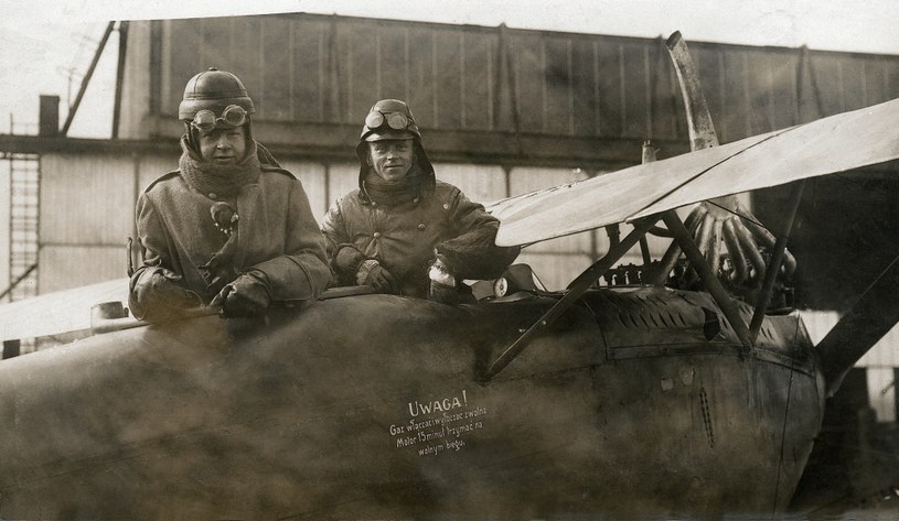 Wojna polsko-bolszewicka. Porucznik pilot Rajewski i obserwator Romejko z 4 Eskadry w samolocie Roland/Hannower CI/ po locie zwiadowczym na Mińsk /Agencja FORUM